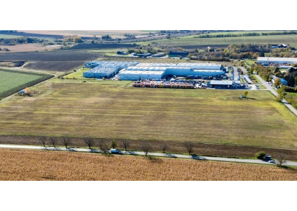 Na predaj pozemok v Priemyselnom parku Čab (okr. Nitra). Možnosť prispôsobiť plochu.