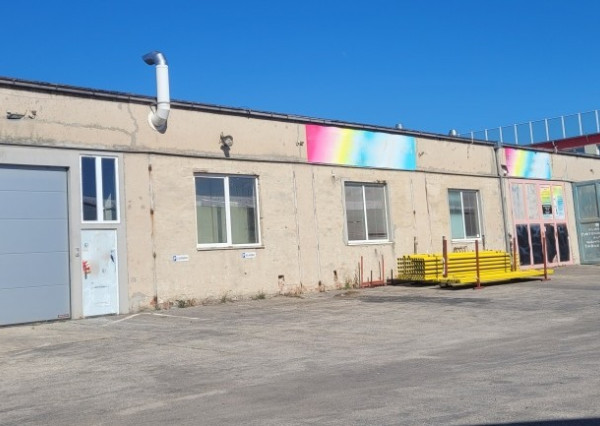 Hala s lakovňou v Nitre na predaj