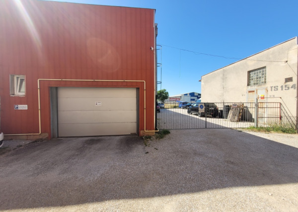 Hala s lakovňou v Nitre na predaj