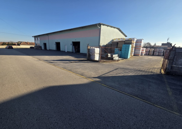 Na prenájom budova s predajňou, skladmi a administratívou