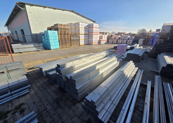 Na prenájom budova s predajňou, skladmi a administratívou