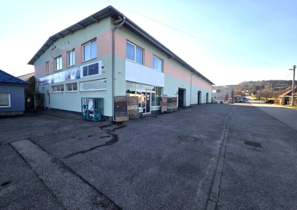 Na prenájom budova s predajňou, skladmi a administratívou