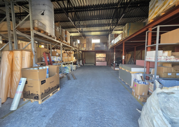 Na prenájom budova s predajňou, skladmi a administratívou