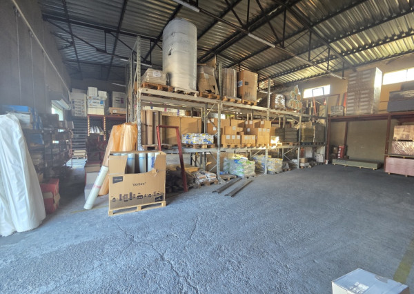 Na prenájom budova s predajňou, skladmi a administratívou