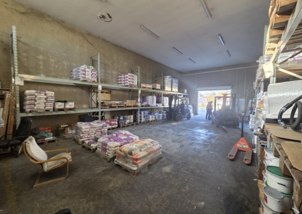 Na prenájom budova s predajňou, skladmi a administratívou