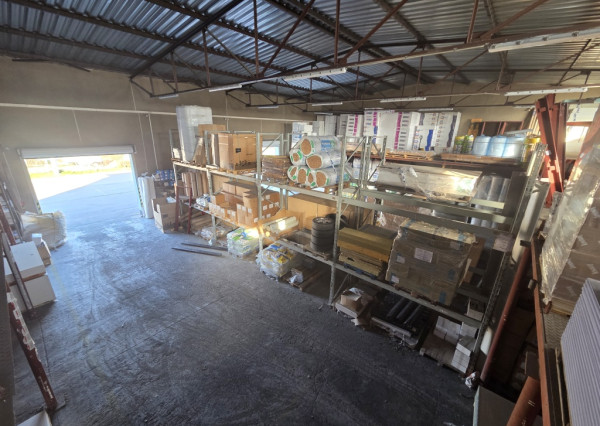 Na prenájom budova s predajňou, skladmi a administratívou