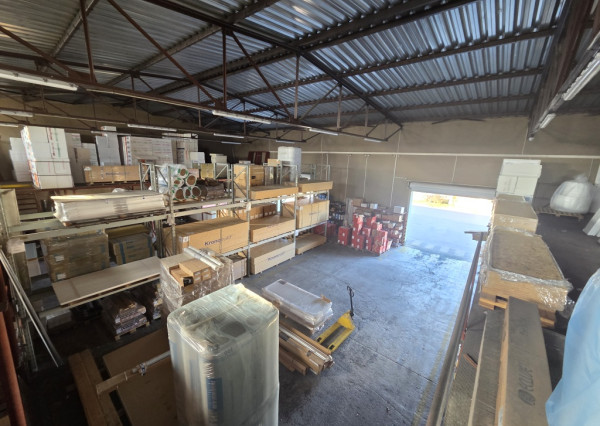 Na prenájom budova s predajňou, skladmi a administratívou