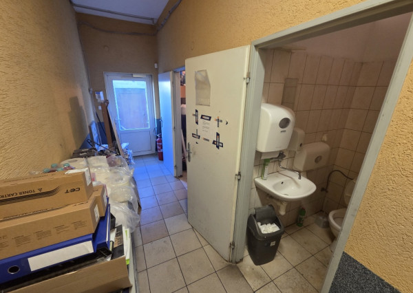 Na prenájom budova s predajňou, skladmi a administratívou