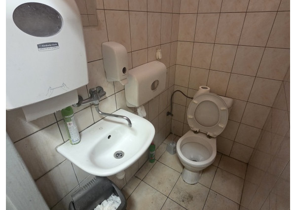 Na prenájom budova s predajňou, skladmi a administratívou