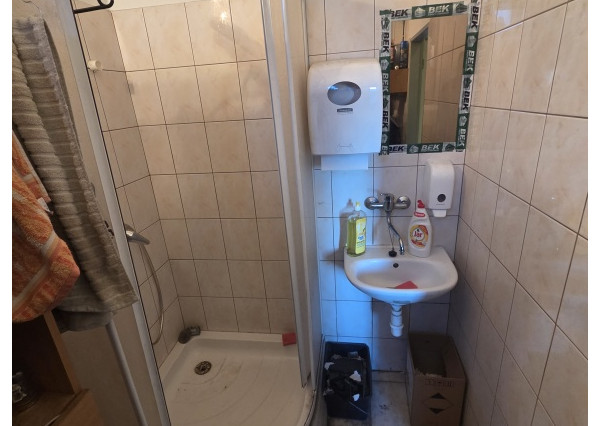 Na prenájom budova s predajňou, skladmi a administratívou