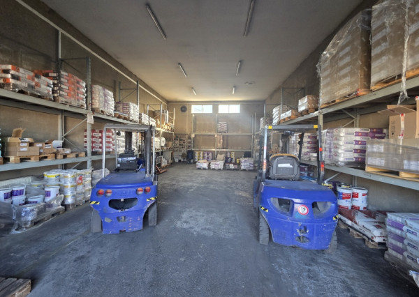 Na prenájom budova s predajňou, skladmi a administratívou