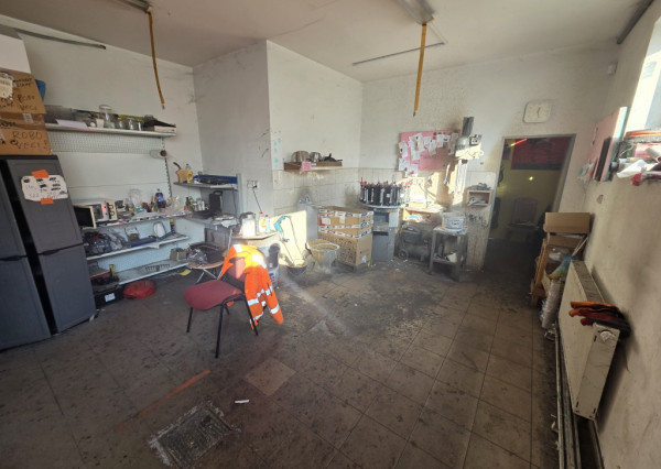 Na prenájom budova s predajňou, skladmi a administratívou