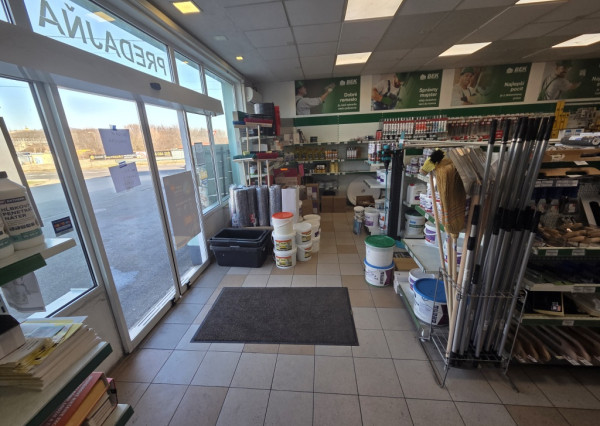 Na prenájom budova s predajňou, skladmi a administratívou