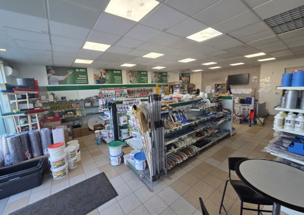 Na prenájom budova s predajňou, skladmi a administratívou