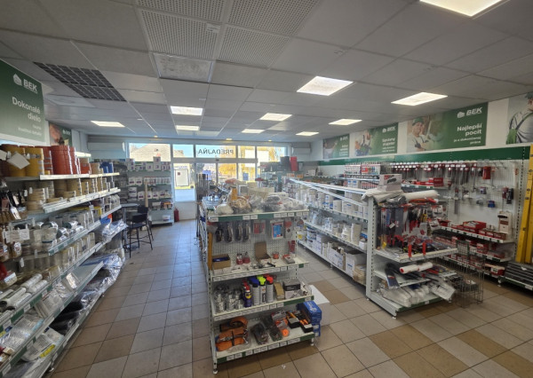 Na prenájom budova s predajňou, skladmi a administratívou