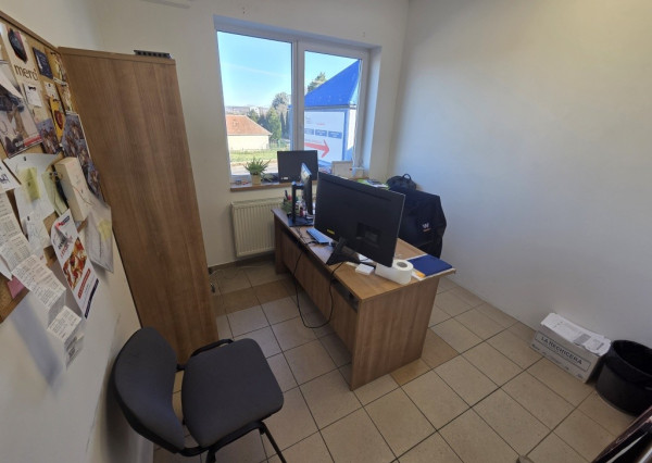 Na prenájom budova s predajňou, skladmi a administratívou