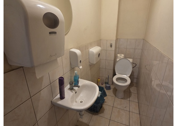 Na prenájom budova s predajňou, skladmi a administratívou