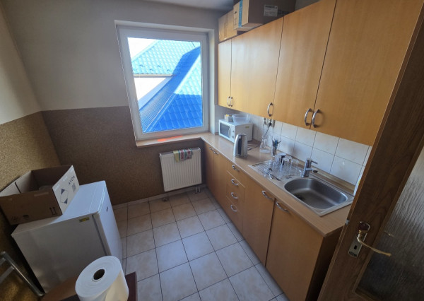 Na prenájom budova s predajňou, skladmi a administratívou