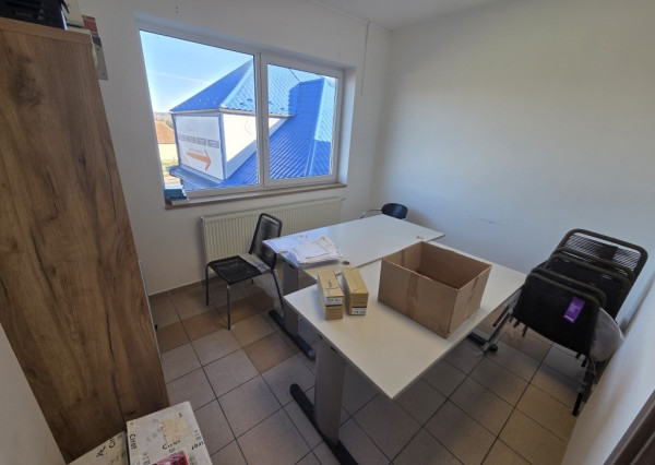 Na prenájom budova s predajňou, skladmi a administratívou