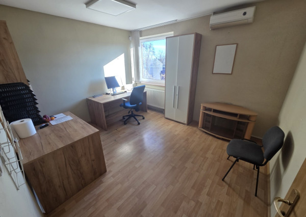 Na prenájom budova s predajňou, skladmi a administratívou