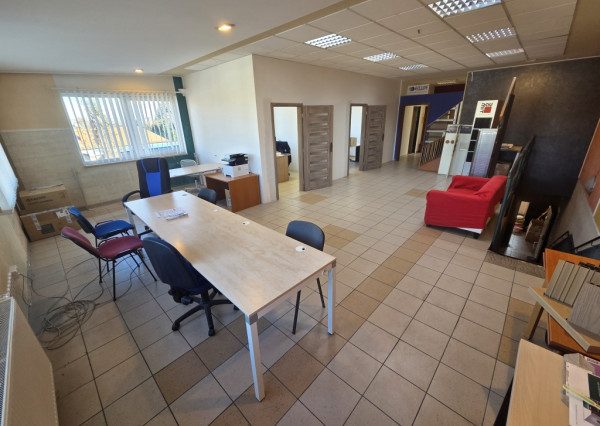 Na prenájom budova s predajňou, skladmi a administratívou