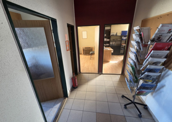 Na prenájom budova s predajňou, skladmi a administratívou