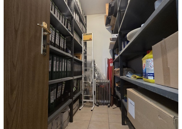 Na prenájom budova s predajňou, skladmi a administratívou