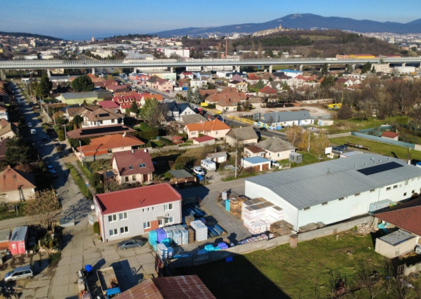Na prenájom budova s predajňou, skladmi a administratívou