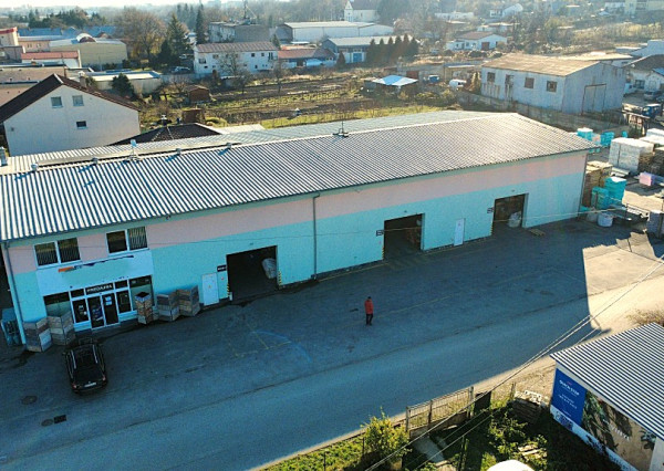 Na prenájom budova s predajňou, skladmi a administratívou