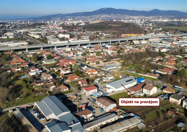 Na prenájom budova s predajňou, skladmi a administratívou
