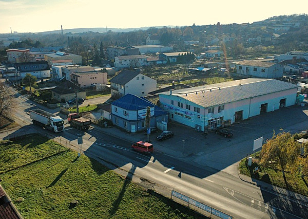 Na prenájom budova s predajňou, skladmi a administratívou