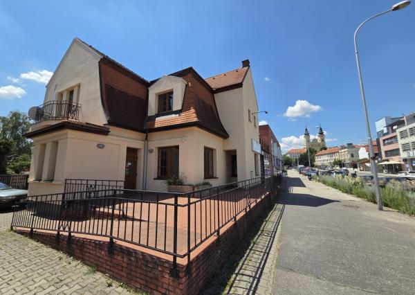 Prenájom reprezentatívnej komerčnej budovy s terasami v absolútnom centre Nitry