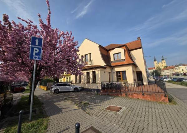 Prenájom reprezentatívnej komerčnej budovy s terasami v absolútnom centre Nitry