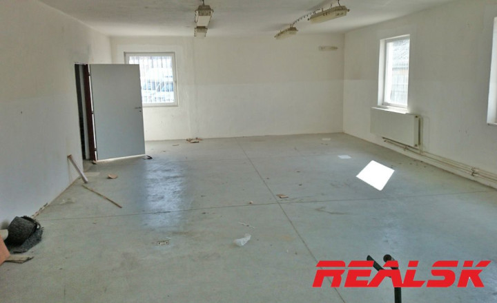 Priestor 318m2 možné aj rozdeliť na 150m2+168m2 na prenájom - fotografia 1