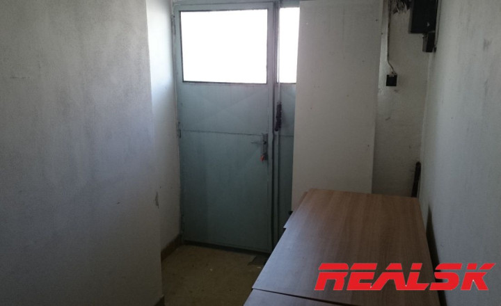 Priestor 318m2 možné aj rozdeliť na 150m2+168m2 na prenájom - fotografia 9
