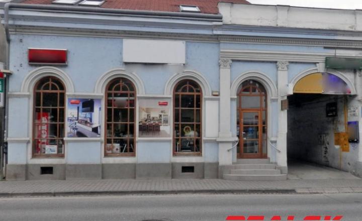 Objekt s obchodnými a kancelárskymi priestormi v centre Nitry na prenájom - fotografia 1