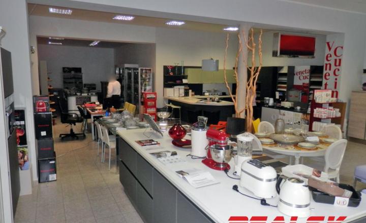 Objekt s obchodnými a kancelárskymi priestormi v centre Nitry na prenájom - fotografia 7