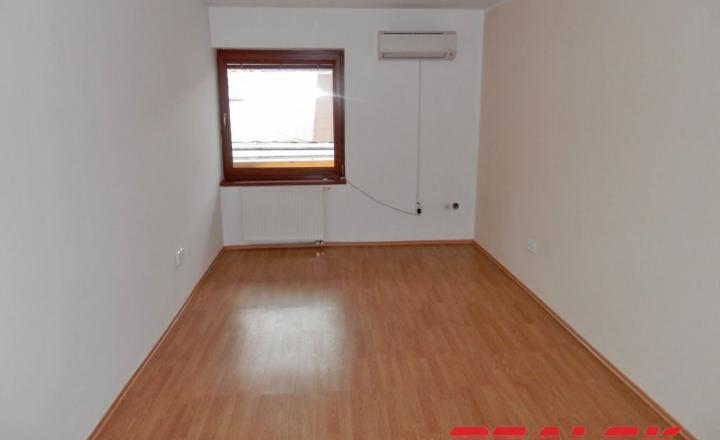Objekt s obchodnými a kancelárskymi priestormi v centre Nitry na prenájom - fotografia 14