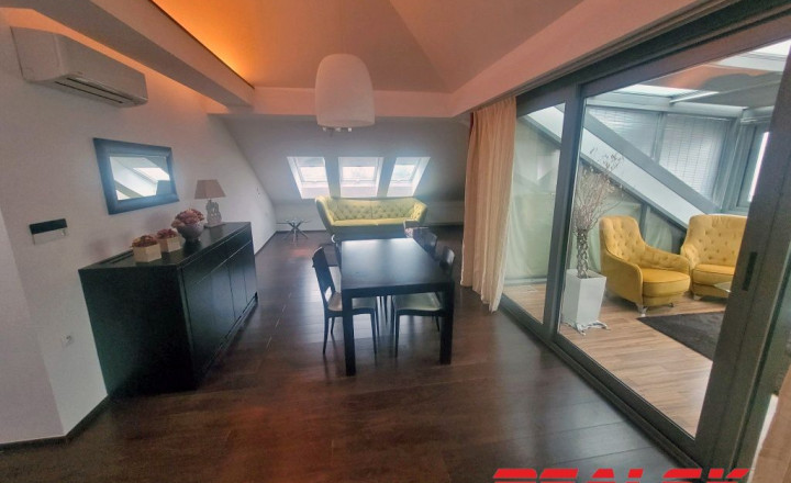 Unikátny 4-izbový byt s krásnym výhľadom v centre Nitry na prenájom - fotografia 3