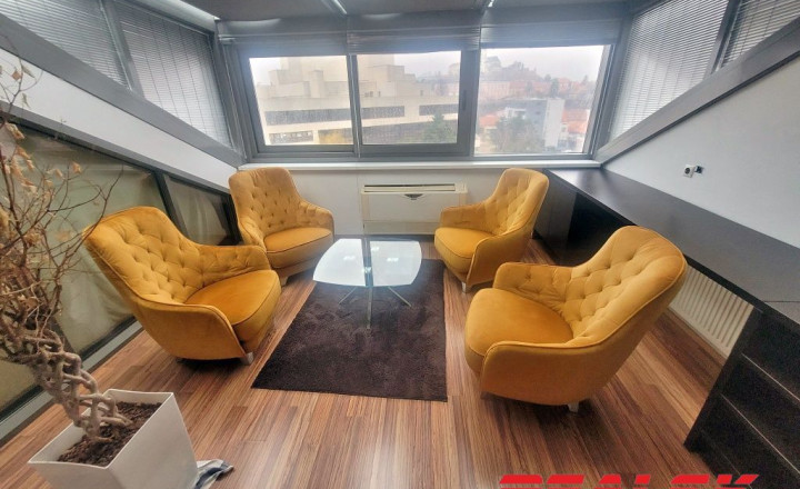Unikátny 4-izbový byt s krásnym výhľadom v centre Nitry na prenájom - fotografia 5