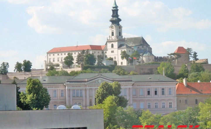 Unikátny 4-izbový byt s krásnym výhľadom v centre Nitry na prenájom - fotografia 10