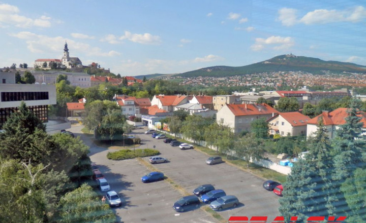 Unikátny 4-izbový byt s krásnym výhľadom v centre Nitry na prenájom - fotografia 11