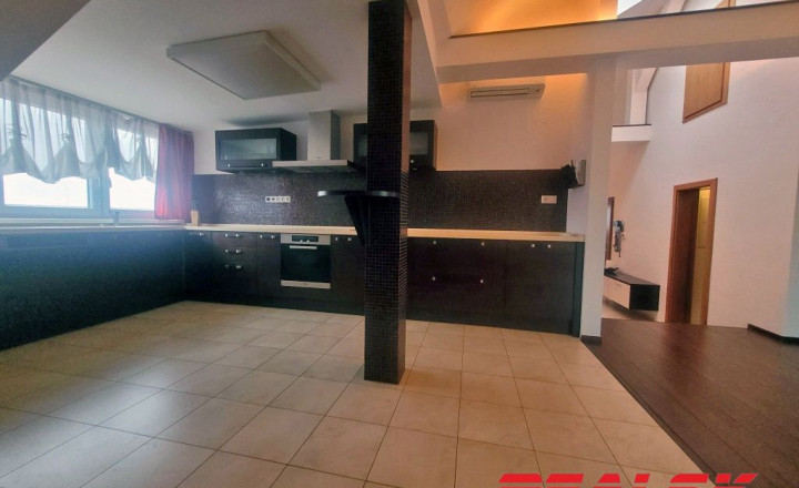 Unikátny 4-izbový byt s krásnym výhľadom v centre Nitry na prenájom - fotografia 12