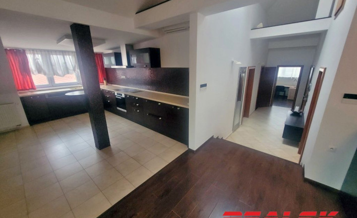 Unikátny 4-izbový byt s krásnym výhľadom v centre Nitry na prenájom - fotografia 15