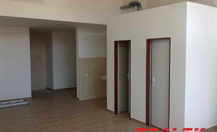 Poschodie 900m2  Zvolenská cesta - fotografia 16