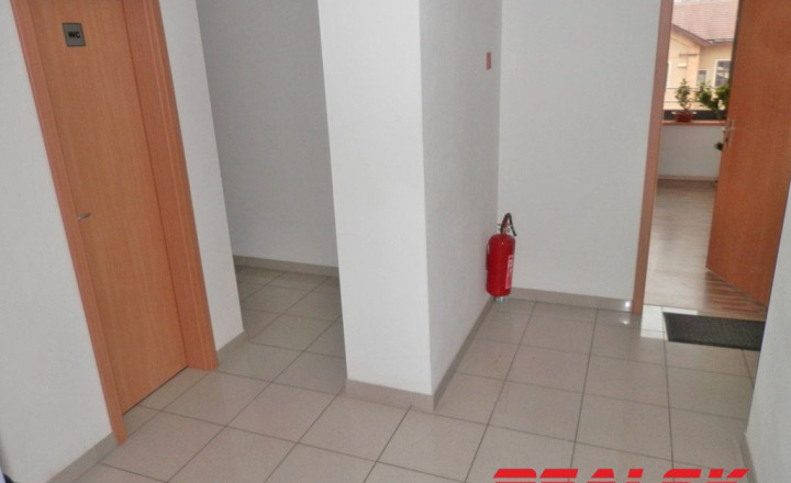 Kancelárske priestory s terasou v centre Nitry na prenájom - fotografia 16