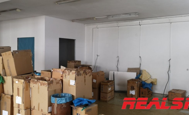 Na prenajom 300m2 na hlavnej ulici - fotografia 2