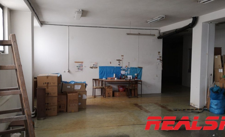 Na prenajom 300m2 na hlavnej ulici - fotografia 3
