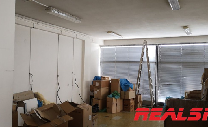 Na prenajom 300m2 na hlavnej ulici - fotografia 4