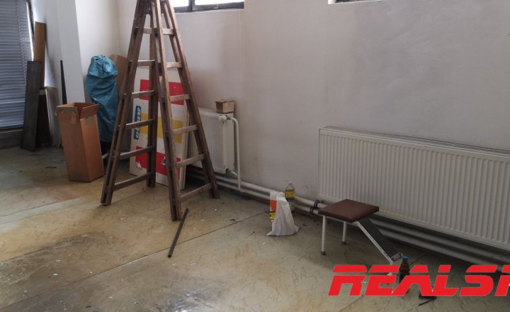 Na prenajom 300m2 na hlavnej ulici - fotografia 6